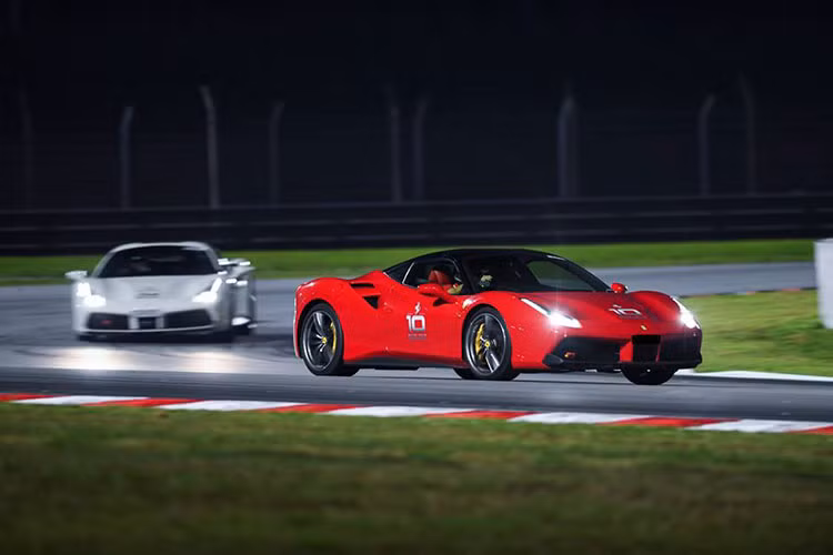 Sau đó đoàn di chuyển đến đường đua Sepang. Tại đây các thành viên có những màn chạy track dưới sự hướng dẫn của các tay đua chuyên nghiệp đến từ hãng siêu xe Ferrari.
