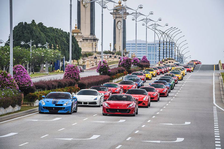 Để kỷ niệm 10 năm thành lập hãng siêu xe Ferrari tại Singapore, hơn 50 chiếc đã kéo nhau sang đất nước Malaysia để tiện theo dõi màn ra mắt Ferrari F8 Tributo đầu tiên trình diễn tại Đông Nam Á. Không chỉ thế, đoàn siêu xe Ferrari của giới nhà giàu Singapore còn có dịp trải nghiệm xe tại đường đua nổi tiếng Sepang.