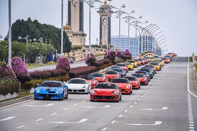 Để kỷ niệm 10 năm thành lập hãng siêu xe Ferrari tại Singapore, hơn 50 chiếc đã kéo nhau sang đất nước Malaysia để tiện theo dõi màn ra mắt Ferrari F8 Tributo đầu tiên trình diễn tại Đông Nam Á. Không chỉ thế, đoàn siêu xe Ferrari của giới nhà giàu Singapore còn có dịp trải nghiệm xe tại đường đua nổi tiếng Sepang.