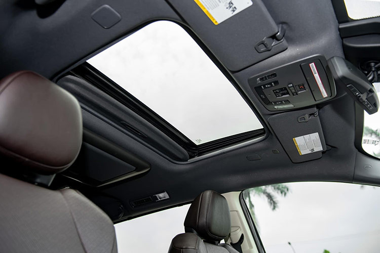 Khả năng kéo của Toyota Sienna 2021 cũng tăng lên mức 1.588 kg theo công bố của nhà sản xuất. Ngoài ra, Sienna 2021 cũng có tới 4 chế độ lái riêng biệt bao gồm EV, Bình thường, tiết kiệm và Thể thao. 