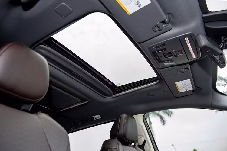 Khả năng kéo của Toyota Sienna 2021 cũng tăng lên mức 1.588 kg theo công bố của nhà sản xuất. Ngoài ra, Sienna 2021 cũng có tới 4 chế độ lái riêng biệt bao gồm EV, Bình thường, tiết kiệm và Thể thao. 