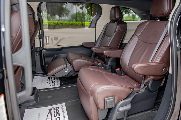 Mẫu xe MPV Toyota Sienna 2021 được trang bị động cơ 4 xi-lanh 2.5L tiêu chuẩn và hai động cơ điện (hoặc ba động cơ điện với tùy chọn dẫn động bốn bánh). Đó là một thiết lập tương tự với như người anh em crossover là RAV4 Hybrid, nhưng trên Sienna tạo ra 243 mã lực.