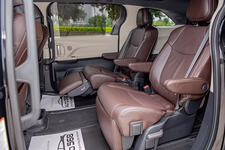 Mẫu xe MPV Toyota Sienna 2021 được trang bị động cơ 4 xi-lanh 2.5L tiêu chuẩn và hai động cơ điện (hoặc ba động cơ điện với tùy chọn dẫn động bốn bánh). Đó là một thiết lập tương tự với như người anh em crossover là RAV4 Hybrid, nhưng trên Sienna tạo ra 243 mã lực.