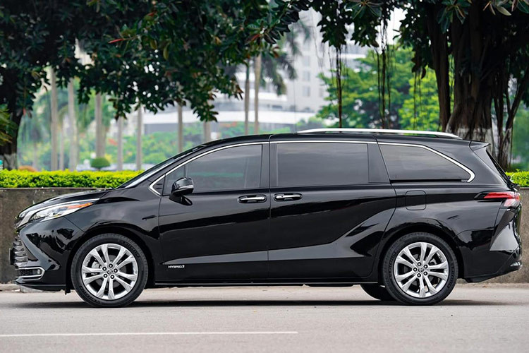Chiếc Toyota Sienna 2021 bản Hybrid này hiện đang được chủ nhân rao bán trên sàn xe cũ Hà Nội với mức giá tới 3,99 tỷ đồng dù đã qua sử dụng tới 3 năm với hàng vạn kilomet. Như vậy, sau một thời gian dài sử dụng, mức giá của Sienna 2021 bản Hybrid này khấu hao nhẹ không đáng kể so với những chiếc xe thương hiệu khác.