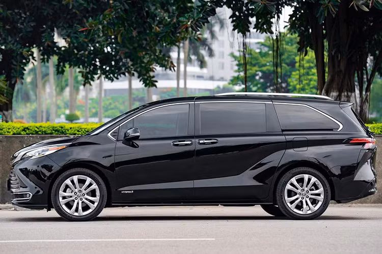 Chiếc Toyota Sienna 2021 bản Hybrid này hiện đang được chủ nhân rao bán trên sàn xe cũ Hà Nội với mức giá tới 3,99 tỷ đồng dù đã qua sử dụng tới 3 năm với hàng vạn kilomet. Như vậy, sau một thời gian dài sử dụng, mức giá của Sienna 2021 bản Hybrid này khấu hao nhẹ không đáng kể so với những chiếc xe thương hiệu khác.