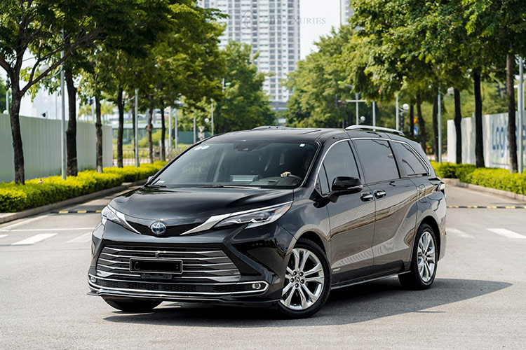 Chiếc Toyota Sienna 2021 đã qua sử dụng này từng được nhập khẩu nguyên chiếc từ Mỹ về Việt Nam thông qua doanh nghiệp nhập khẩu tư nhân tại Hà Nội. Đây là mẫu MPV dành cho gia đình được nhiều đại gia Việt ưa chuộng dù giá bán khá cao. Vào thời điểm mới về Việt Nam, giá xe Toyota Sienna 2021 bán ra dự kiến khoảng hơn 4 tỷ đồng.