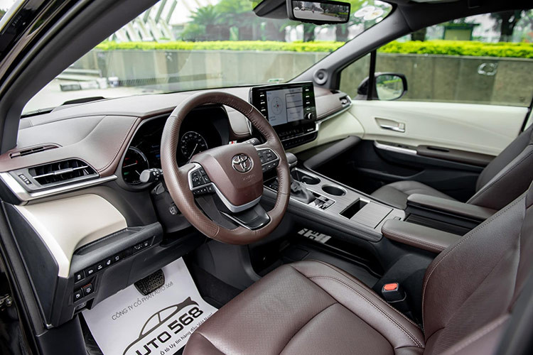 Bên trong Sienna 2021 có màn hình cảm ứng 9.0 inch với khả năng tương thích Android Auto, Apple CarPlay và Amazon Alexa, cũng như cụm công cụ kỹ thuật số 7.0 inch phía sau vô-lăng có hiển thị thông tin hệ thống điện như trạng thái sạc pin. Ngoài ra còn có bảy cổng USB trên khắp cabin. Bản Platinum có hiển thị trên kính lái HUD. 