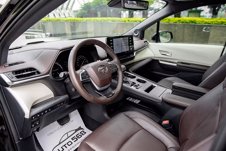 Bên trong Sienna 2021 có màn hình cảm ứng 9.0 inch với khả năng tương thích Android Auto, Apple CarPlay và Amazon Alexa, cũng như cụm công cụ kỹ thuật số 7.0 inch phía sau vô-lăng có hiển thị thông tin hệ thống điện như trạng thái sạc pin. Ngoài ra còn có bảy cổng USB trên khắp cabin. Bản Platinum có hiển thị trên kính lái HUD. 