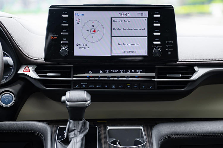 Nhưng phiên bản Platinum là mẫu duy nhất cung cấp màn hình gắn trên trần kích thước 10 inch và camera 360 độ. Phiên bản Toyota Sienna Platinum 2021 này cũng có hàng ghế thứ 2 chỉ 2 chỗ ngồi với đệm bắp đùi chỉnh cơ, lối đi ở giữa.