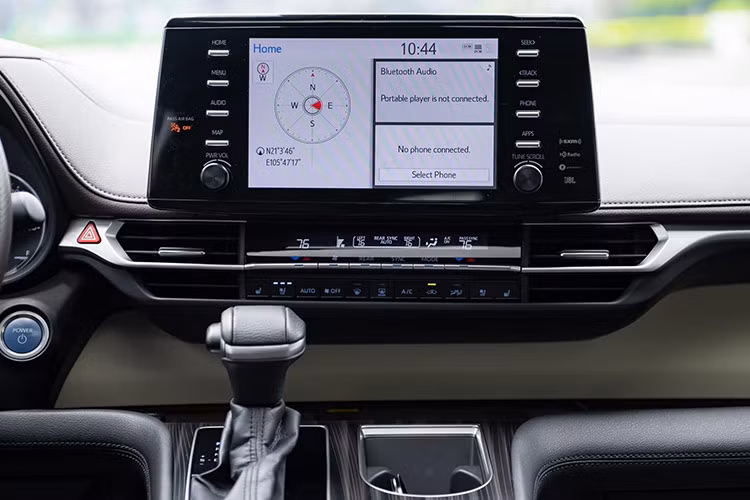 Nhưng phiên bản Platinum là mẫu duy nhất cung cấp màn hình gắn trên trần kích thước 10 inch và camera 360 độ. Phiên bản Toyota Sienna Platinum 2021 này cũng có hàng ghế thứ 2 chỉ 2 chỗ ngồi với đệm bắp đùi chỉnh cơ, lối đi ở giữa.