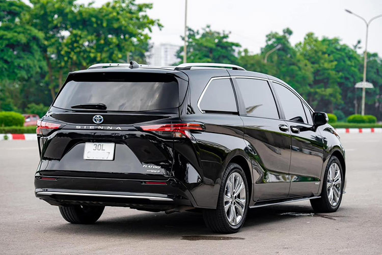 Toyota Sienna có kích thước dài 5.095 mm, rộng 1.984 mm, cao 1.796 mm. Trục cơ sở dài 3.030 mm, khoảng sáng gầm xe 165 mm. Bình xăng có dung tích 75 lít. Bộ vành hợp kim 18 inch có thiết kế 5 chấu kép.