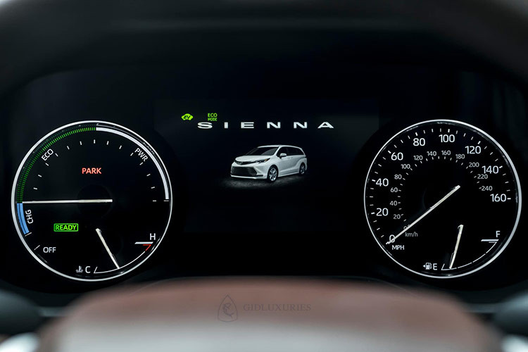 Ghế ngồi trên Toyota Sienna bản Platinum được bọc da cao cấp, chỉnh điện ghế lái ghế phụ. Cửa sổ trời tại khoang lái. Các mô hình Limited và Platinum sở hữu hệ thống âm thanh Toyota Premium tiêu chuẩn, tiên tiến với 12 loa. 