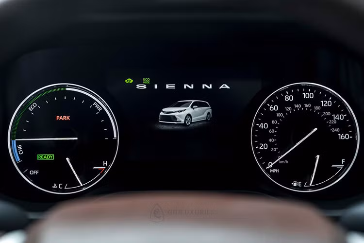 Ghế ngồi trên Toyota Sienna bản Platinum được bọc da cao cấp, chỉnh điện ghế lái ghế phụ. Cửa sổ trời tại khoang lái. Các mô hình Limited và Platinum sở hữu hệ thống âm thanh Toyota Premium tiêu chuẩn, tiên tiến với 12 loa. 