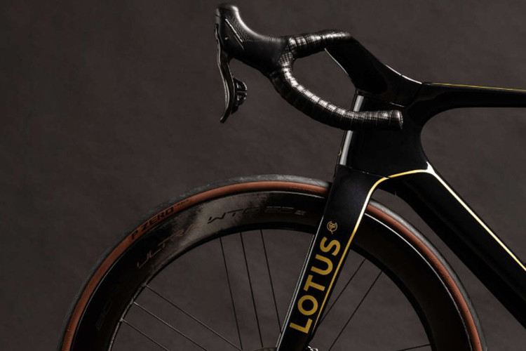 Trong đó, mô tơ điện chỉ nặng 300 gram được ngay trục giữa xe, còn pin được ngụy trang hình chai nước được gắn khung dưới yên, có thể dễ dàng tháo ra bằng một nút bấm. Tất cả bộ phận được được sản xuất bởi HPS từ Monaco.