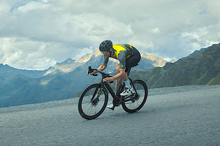 Hay còn có mẫu xe đạp Lotus Type 110 của hãng cũng được làm bằng vật liệu sợi carbon nguyên khối đầu tiên.