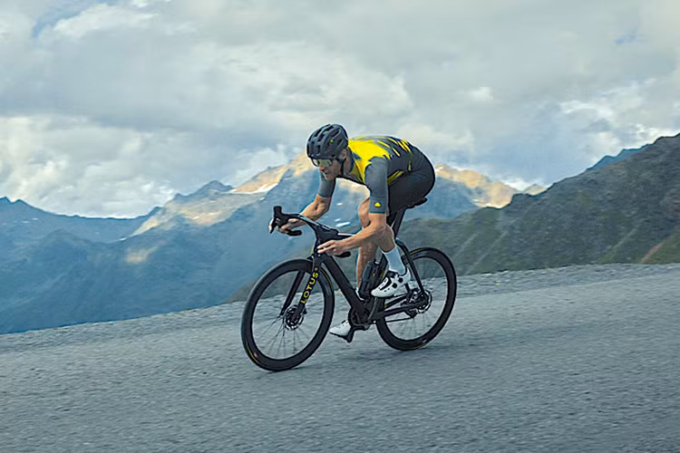 Hay còn có mẫu xe đạp Lotus Type 110 của hãng cũng được làm bằng vật liệu sợi carbon nguyên khối đầu tiên.