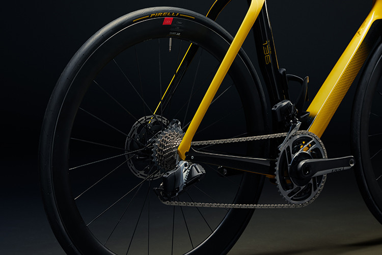 Tổng khối lượng xe đạp điện Lotus Type 136 First Edition chỉ 9,8kg và sở hữu thiết kế đặc trưng của một chiếc xe đua. Thân xe được trang trí với các họa tiết đặc trưng John Player Special.