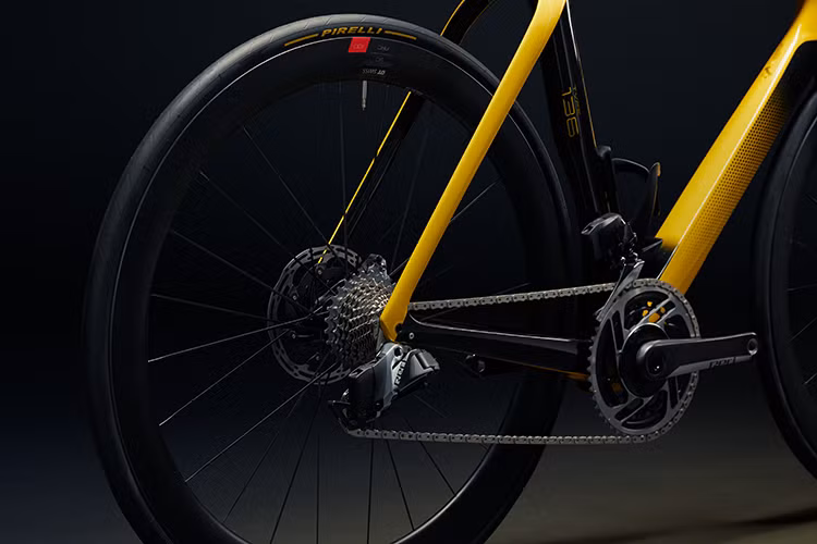 Tổng khối lượng xe đạp điện Lotus Type 136 First Edition chỉ 9,8kg và sở hữu thiết kế đặc trưng của một chiếc xe đua. Thân xe được trang trí với các họa tiết đặc trưng John Player Special.