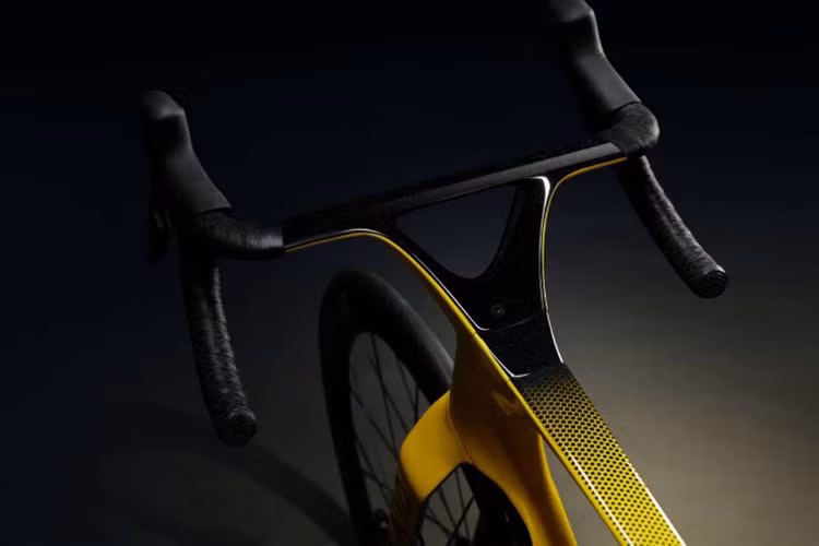 Kết hợp giữa kỹ thuật F1 vào một chiếc xe đạp điện, Lotus Type 136 First Edition là chiếc xe điện có hệ thống động cơ nhẹ nhất thị trường hiện nay, chỉ 1,2kg.