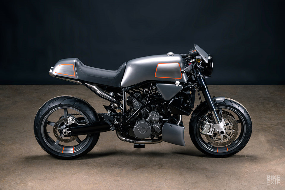 Tony đang theo học khóa chế tác kim loại nên anh ấy rất háo hức khi được vận dụng kiến thức trên mẫu độ KTM này. Dè và những tấm ốp là thứ mà Tony tập làm đầu tiên. Khung phụ, bình xăng, phần đuôi, kể cả ốp bảo vệ két nước đều do anh tự gia công bằng nhôm.