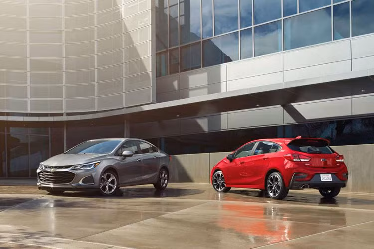 Theo Chevrolet, Cruze 2019 là một trong những mẫu xe có nhiều tính năng an toàn hiện đại nhất phân khúc hiện nay. Dự kiến, hãng sẽ "mở sổ" nhận đơn đặt hàng dành cho Cruze 2019 ở thị trường Mỹ vào cuối năm nay. Giá bán của Chevrolet Cruze mới hiện vẫn chưa được công bố.