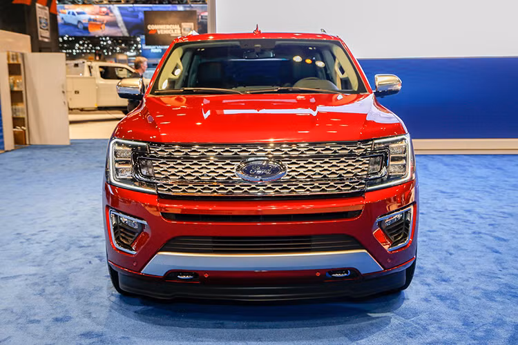 Ngoài ra, mẫu Ford Expedition 2018 còn có một phiên bản trang bị mới nữa là FX4 với giá 63.155 USD. Bản trang bị này đi kèm nhiều tính năng phù hợp với việc chạy off-road hơn như bộ vành 18 inch mới là tấm ốp gầm trước/sau. Đắt hơn nữa là phiên bản giới hạn Limited có giá khởi điểm 63.780 USD, tăng 6.540 USD.