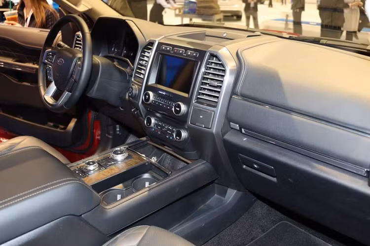 Xe có nhiều nâng cấp đáng giá khác như phần thân vỏ bằng nhôm và bộ khung cải tiến giúp xe giảm 136 kg trọng lượng. Điều này càng ấn tượng hơn khi Ford Expedition 2018 dải hơn từ 100-130 mm, tùy phiên bản, so với trước. Theo hãng Ford, đây là khả năng kéo ấn tượng nhất trong phân khúc SUV cỡ lớn trên thị trường hiện nay.