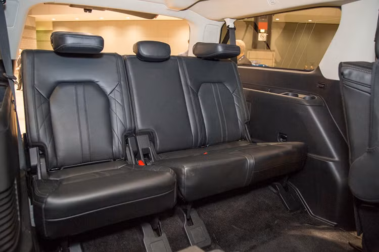 Ngoài ra, Ford Expedition 2018 còn được trang bị tính năng mới mang tên Pro Trailer Backup Assist để hỗ trợ việc kéo theo toa moóc phía sau. Toàn bộ các bản trang bị của Ford Expedition 2018 đều được trang bị động cơ xăng EcoBoost V6, dung tích 3,5 lít lấy từ Explorer.