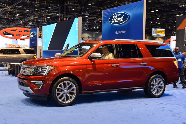 So với phiên bản cũ, Ford Expedition 2018 bản XLT đã tăng giá đáng kể, khoảng 4.570 USD. Tiếp đến là bản MAX mới, được ra đời để thay thế Ford Expedition EL cũ. Giá bán khởi điểm của Ford Expedition MAX 2018 là 55.580 USD, tăng 4.550 USD. Nếu mua Ford Expedition 2018 bản dẫn động cầu sau, khách hàng Mỹ sẽ phải trả thêm số tiền 3.000 USD.