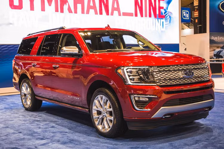 So với phiên bản cũ, Ford Expedition 2018 bản cao cấp mạnh hơn 35 mã lực và 81 Nm. Động cơ của Ford Expedition 2018 đồng hành với hộp số tự động 10 cấp. Khách hàng khi mua Ford Expedition 2018 có thể chọn giữa hệ dẫn động cầu sau hoặc 4 bánh. Nhờ động cơ mạnh mẽ, Ford Expedition 2018 có khả năng kéo tăng lên mức 4.218 kg.