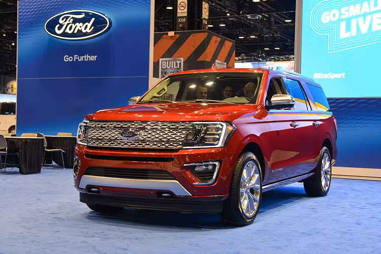 Theo kế hoạch, mẫu SUV cỡ lớn Ford Expedition 2018 mới sẽ bắt đầu có mặt tại các đại lý vào mùa thu năm nay. Trước thời điểm đó, hãng Ford đã chính thức công bố giá bán của Expedition 2018. Theo đó, tại thị trường Mỹ, Ford Expedition 2018 bản XLT có giá khởi điểm từ 52.890 USD, đã bao gồm cả chi phí vận chuyển và giao xe.