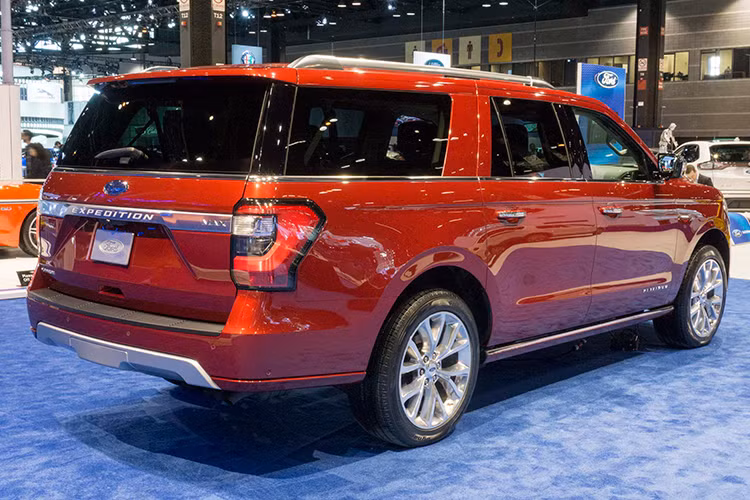 Nếu khách hàng muốn có thêm gói phụ kiện MAX, Ford Expedition Limited 2018 sẽ có giá 66.465 USD, tăng 6.575 USD. Trong khi đó, bản Platinum của dòng Ford Expedition 2018 có giá khởi điểm 73.905 USD. Con số tương ứng của Ford Expedition Platinum MAX 4x4 2018 cao cấp nhất là 79.740 USD, tăng 8.640 USD.