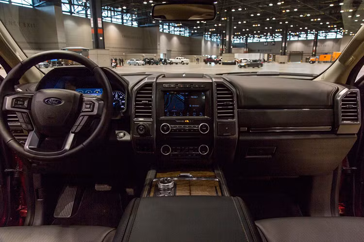 Bên trong của chiếc SUV cỡ lớn Ford Expedition 2018 là không gian nội thất 7 hoặc 8 chỗ, tùy chọn. Nếu khách hàng chọn ghế thương gia ở 2 hàng ghế sau, Ford Expedition 2018 sẽ trở thành SUV 7 chỗ. Thêm vào đó, Ford Expedition 2018 còn có 17 giá đỡ cốc, 6 cổng USB, hệ thống kết nối Wi-Fi và hàng loạt công nghệ giải trí khác.