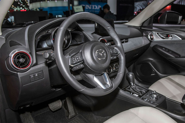 Bên trong nội thất, CX-3 phiên bản 2019 đã loại bỏ phanh tay cơ và thay thế bằng phanh tay điện tử, việc loại bỏ phanh tay cơ giúp xe có thêm không gian và Mazda đã bố trí bệ tỳ tay lớn hơn, hàng ghế phía trước rộng hơn và thoải mái hơn khi ghế sử dụng vật liệu bọt Urethane giúp hấp thụ rung động. 