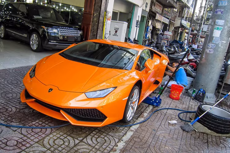 Một chiếc siêu xe Lamborghini Huracan mới được nhập về Việt Nam. Tính đến thời điểm hiện tại, Việt Nam đã có 7 chiếc siêu xe loại này. Trong bộ sưu tập Huracan của đại gia Việt có 3 chiếc màu xanh nõn chuối, 2 chiếc màu cam, 1 chiếc màu vàng,1 chiếc màu xám.