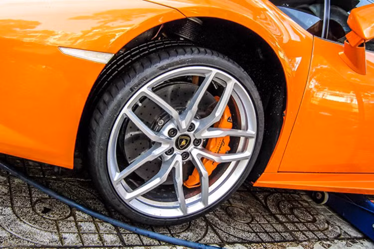 Chính điều này lại tạo nên sự khác biệt. Có người từng ví những chiếc Lamborghini như chiếc đồng hồ cơ Thụy Sĩ, trong khi xe Ferrari đời mới như chiếc Apple Watch thời thượng.