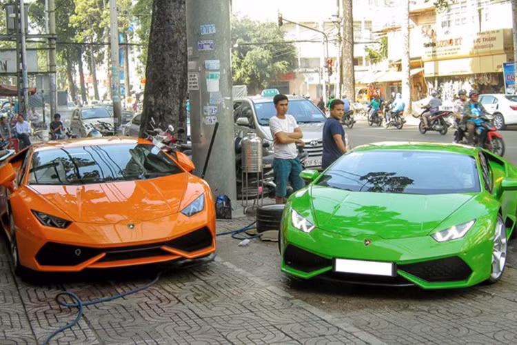 Ngoài phiên bản Huracan LP610-4, Lamborghini còn sản xuất thêm phiên bản giá rẻ LP580-2 dành riêng cho thị trường Trung Quốc. Tại Mỹ, Huracan có giá khoảng 240.000 USD. Về Việt Nam, siêu xe này có giá khoảng 13,5 tỷ đồng.