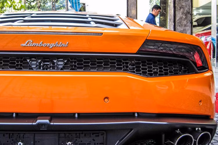 Huracan ra đời nhằm thay thế mẫu xe huyền thoại Lamborghini Gallardo. Mặc dù doanh số không ấn tượng như thế hệ đàn anh, Huracan vẫn là siêu xe bán chạy nhất của hãng sản xuất Italy. Tính đến nay, đã có hơn 3.000 chiếc đến tay khách hàng toàn cầu.