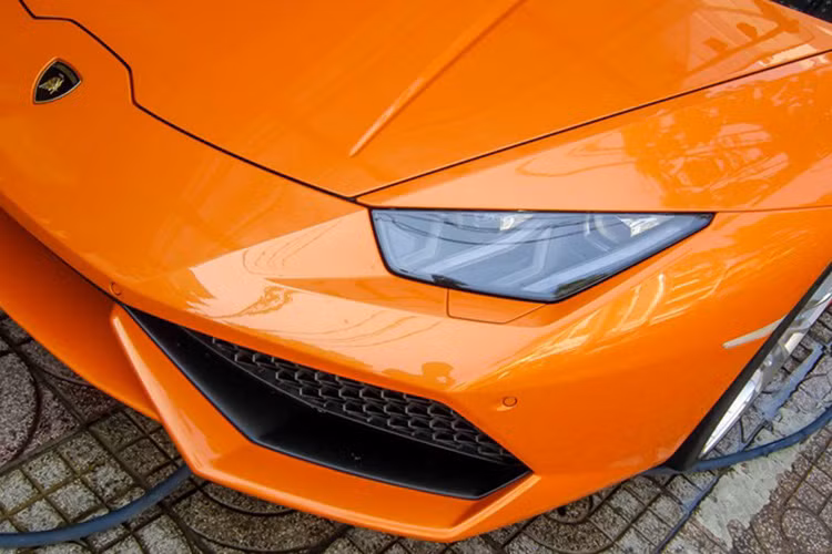 Khác với các hãng xe trên thế giới hiện nay khi đang dần chuyển dịch sang công nghệ tăng áp, hybrid, Lamborghini vẫn trung thành với động cơ hút khí tự nhiên.