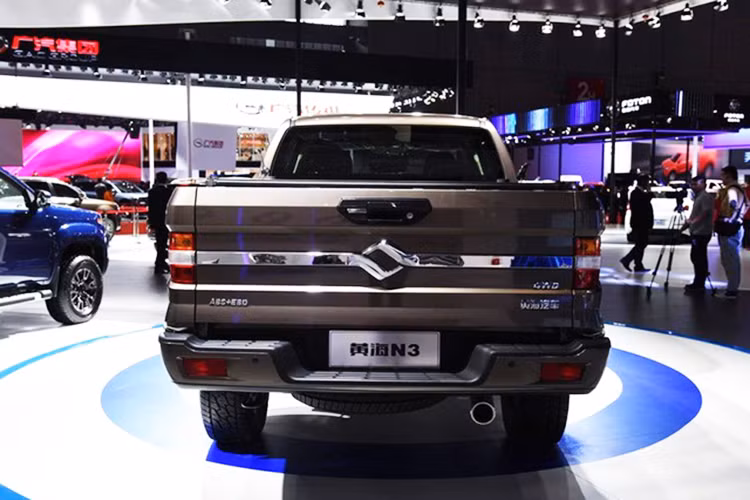 Về tổng thể ngoại hình, mẫu xe bán tải Huanghai N3 không mang dấu ấn đặc trưng nào của hãng - nó được thiết kế mang phần đầu hơi giống với mẫu xe đình đám Ford Ranger nhưng phân đuôi lại mang dáng dấp của những dòng xe bán tải "kiểu cổ lỗ sĩ" không thực sự ấn tượng.