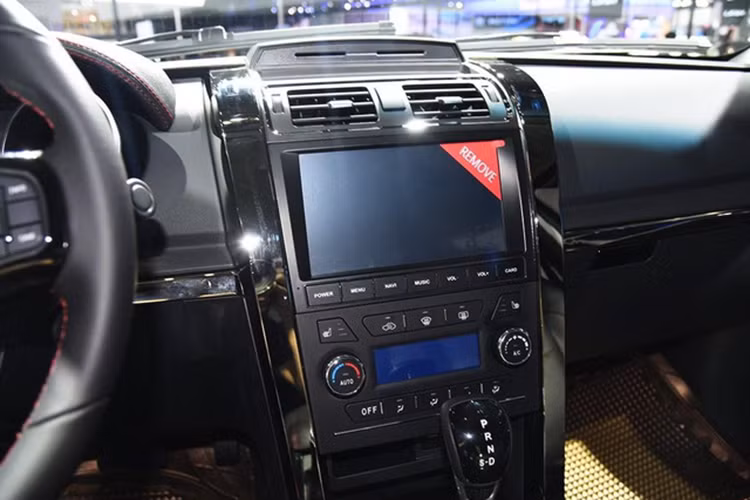 Tại thị trường xe hơi tại Trung Quốc, Huanghai N3 có 2 tùy chọn động cơ khác nhau. Đầu tiên là động cơ diesel 4 xy-lanh, tăng áp, dung tích 2,5 lít với công suất tối đa 143 mã lực và mô-men xoắn cực đại 340 Nm. Hai con số tương ứng của động cơ xăng 4 xy-lanh, tăng áp, dung tích 2,4 lít là 218 mã lực và 320 Nm.