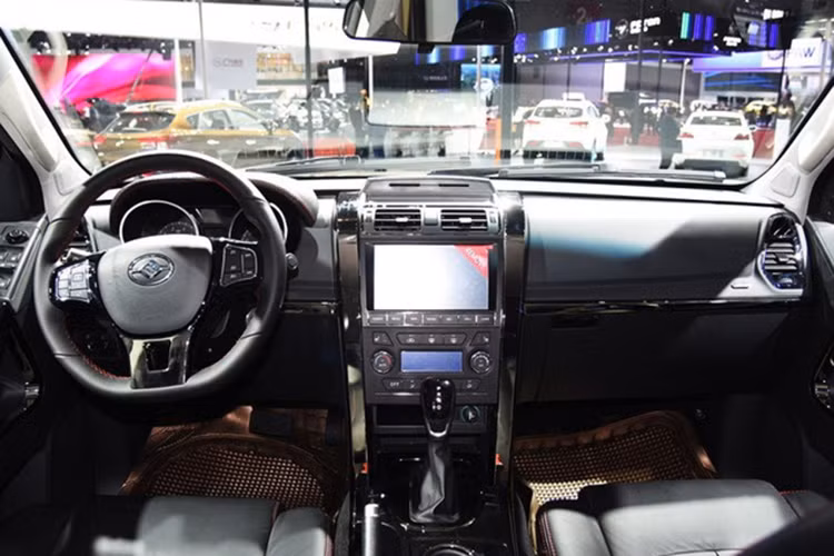 Bên trong mẫu xe bán tải Huanghai N3 là nội thất 2 hàng ghế, có đủ chỗ cho 5 người ngồi. Nội thất được bao phủ chủ yếu bằng 2 màu đen và xám, nhấn nhá crom. Nhìn chung, nội thất của Huanghai N3 trông khá rẻ tiền.