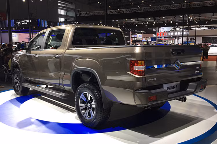 Đằng sau xe xuất hiện cụm đèn hậu khá nhỏ và nằm dọc. Nối giữa cụm đèn hậu là một thanh crôm dày dặn và sáng bóng. Kích thước tương ứng của thùng xe phía sau là dài 1.715 mm, rộng 1.620 mm và cao 460 mm.