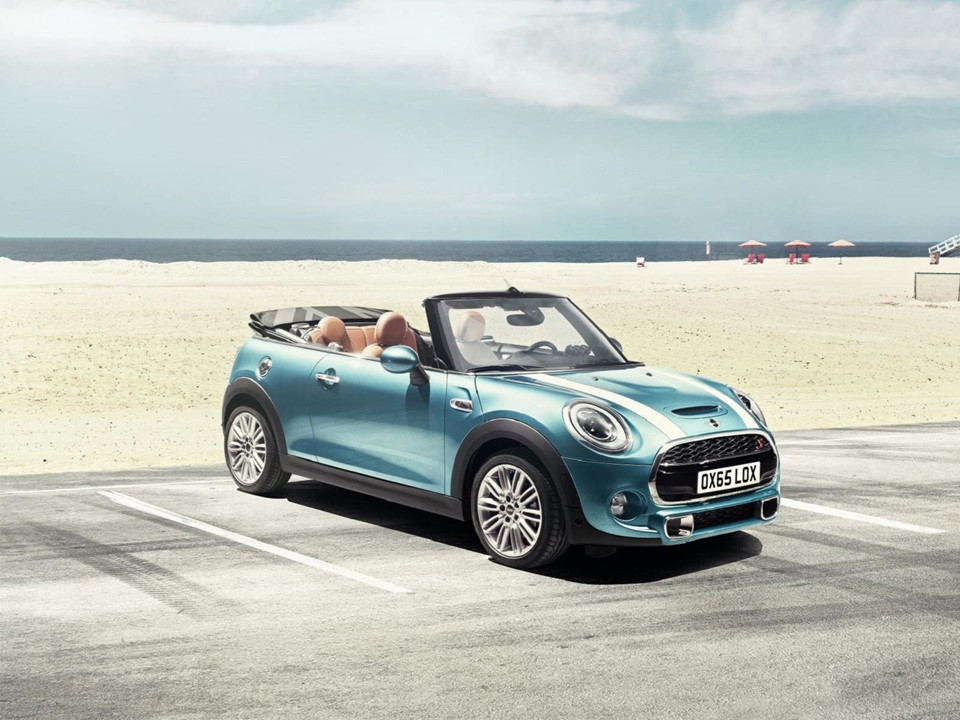 Mini Cooper Convertible (26.900 USD): Nếu muốn tìm kiếm sự kết hợp giữa cảm giác lái phấn khích, cơ động và đủ không gian cho 4 người du lịch ngày hè, thì Mini Cooper Convertible là một lựa chọn hợp lý. Bản tiêu chuẩn có giá bán từ 26.900 USD, trang bị động cơ 1,5 lít tăng áp, công suất 134 mã lực, phiên bản cao cấp nhất là John Cooper Work có giá 37.400 USD và công suất 228 mã lực. Trong khi đó, phiên bản Cooper S có giá 30.900 USD cùng sức mạnh 189 mã lực.