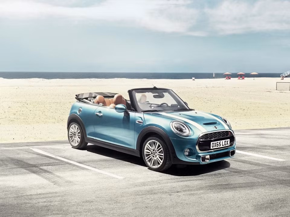 Mini Cooper Convertible (26.900 USD): Nếu muốn tìm kiếm sự kết hợp giữa cảm giác lái phấn khích, cơ động và đủ không gian cho 4 người du lịch ngày hè, thì Mini Cooper Convertible là một lựa chọn hợp lý. Bản tiêu chuẩn có giá bán từ 26.900 USD, trang bị động cơ 1,5 lít tăng áp, công suất 134 mã lực, phiên bản cao cấp nhất là John Cooper Work có giá 37.400 USD và công suất 228 mã lực. Trong khi đó, phiên bản Cooper S có giá 30.900 USD cùng sức mạnh 189 mã lực.