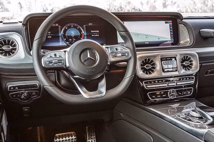 Ngoài động cơ, G 350 d sở hữu thiết kế, nội thất cùng các trang bị tiên tiến tương tự các model khác thuộc dòng G-Class. Nếu so với phiên bản tương đương của thế hệ trước, khách hàng được hưởng lợi lớn từ các vật liệu cao cấp hơn và nhiều tùy chọn trang bị phong phú.