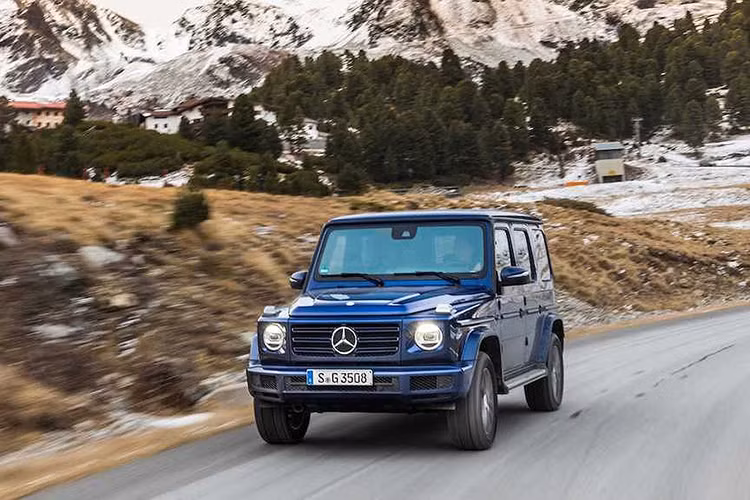 Mặc dù mức giá Mercedes G-Class G 350 d chưa được hãng xe sang Đức công bố, tuy nhiên nó được dự đoán sẽ rẻ hơn nhiều so với đàn anh trước đây vón được mệnh danh là những chiếc SUV siêu sang.