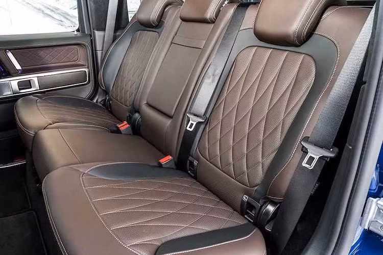 Ngoài ra, khoang ca-bin của G350d cũng có nhiều tính năng đáng chú ý hơn trước bao gồm ghế ngồi bọc da, bảng táp-lô phủ da nhân tạo Artico kết hợp cùng các điểm nhấn ốp gỗ. Xe có bộ chọn chế độ lái Dynamic Select, hỗ trợ phanh chủ động và nhiều hệ thống hỗ trợ lái xe hiện đại khác. 