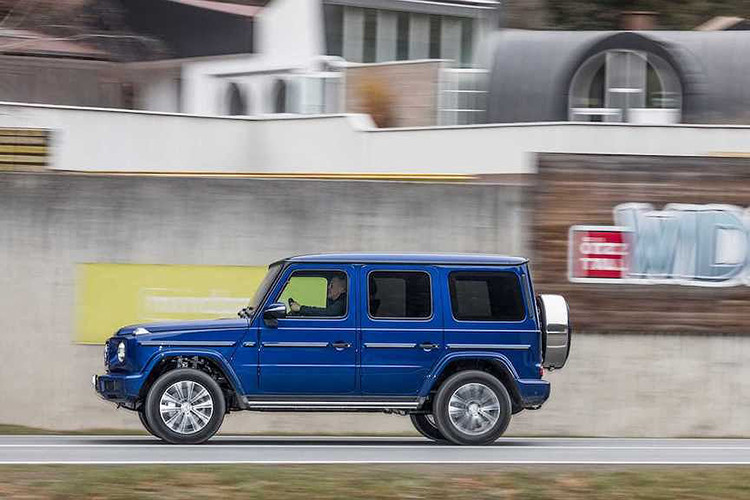 Đây là loại động cơ từng xuất hiện lần đầu trong đợt nâng cấp lớn giữa vòng đời của dòng sedan cao cấp nhất Mercedes S-Class. Kết hợp với động cơ diesel là hộp số tự động 9 cấp và hệ dẫn động 4 bánh bán thời gian quen thuộc của các phiên bản Mercedes G-Class khác, khiến cho G 350 d có thể tăng tốc từ 0-100km/h trong 7,4 giây và tốc độ tối đa 199km/h.