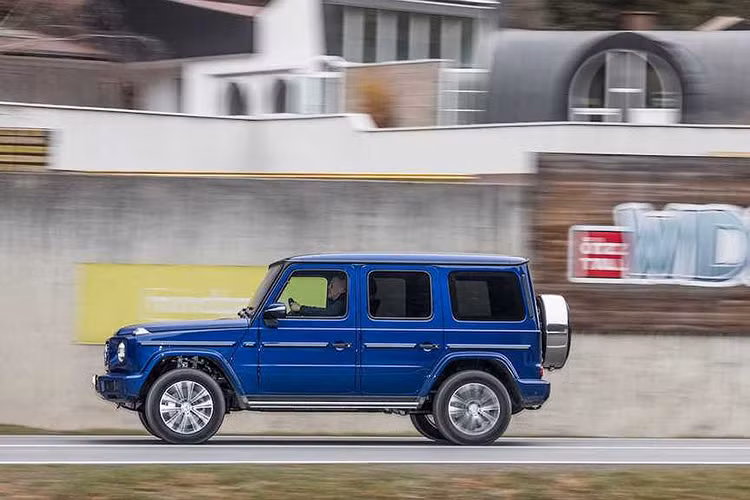 Đây là loại động cơ từng xuất hiện lần đầu trong đợt nâng cấp lớn giữa vòng đời của dòng sedan cao cấp nhất Mercedes S-Class. Kết hợp với động cơ diesel là hộp số tự động 9 cấp và hệ dẫn động 4 bánh bán thời gian quen thuộc của các phiên bản Mercedes G-Class khác, khiến cho G 350 d có thể tăng tốc từ 0-100km/h trong 7,4 giây và tốc độ tối đa 199km/h.